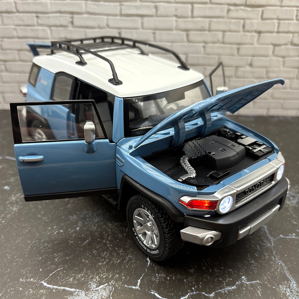 2007/2014 TOYOTA FJ Cruiser 1:24 Diecast – Officially Licensed – Blue With Box