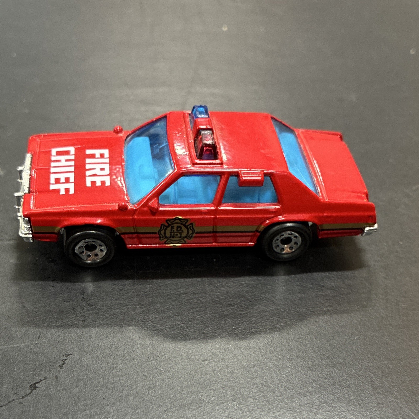 Matchbox 1:64 1987 Ford LTD Fire Chief Red Diecast Car Emergency Lights