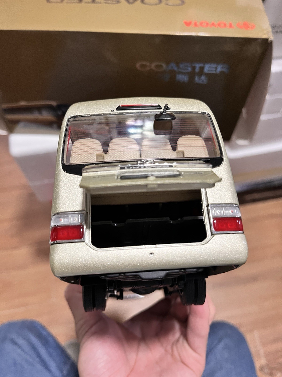 1:24 Scale Toyota Coaster Liesse Passenger Minibus Diecast Model Car