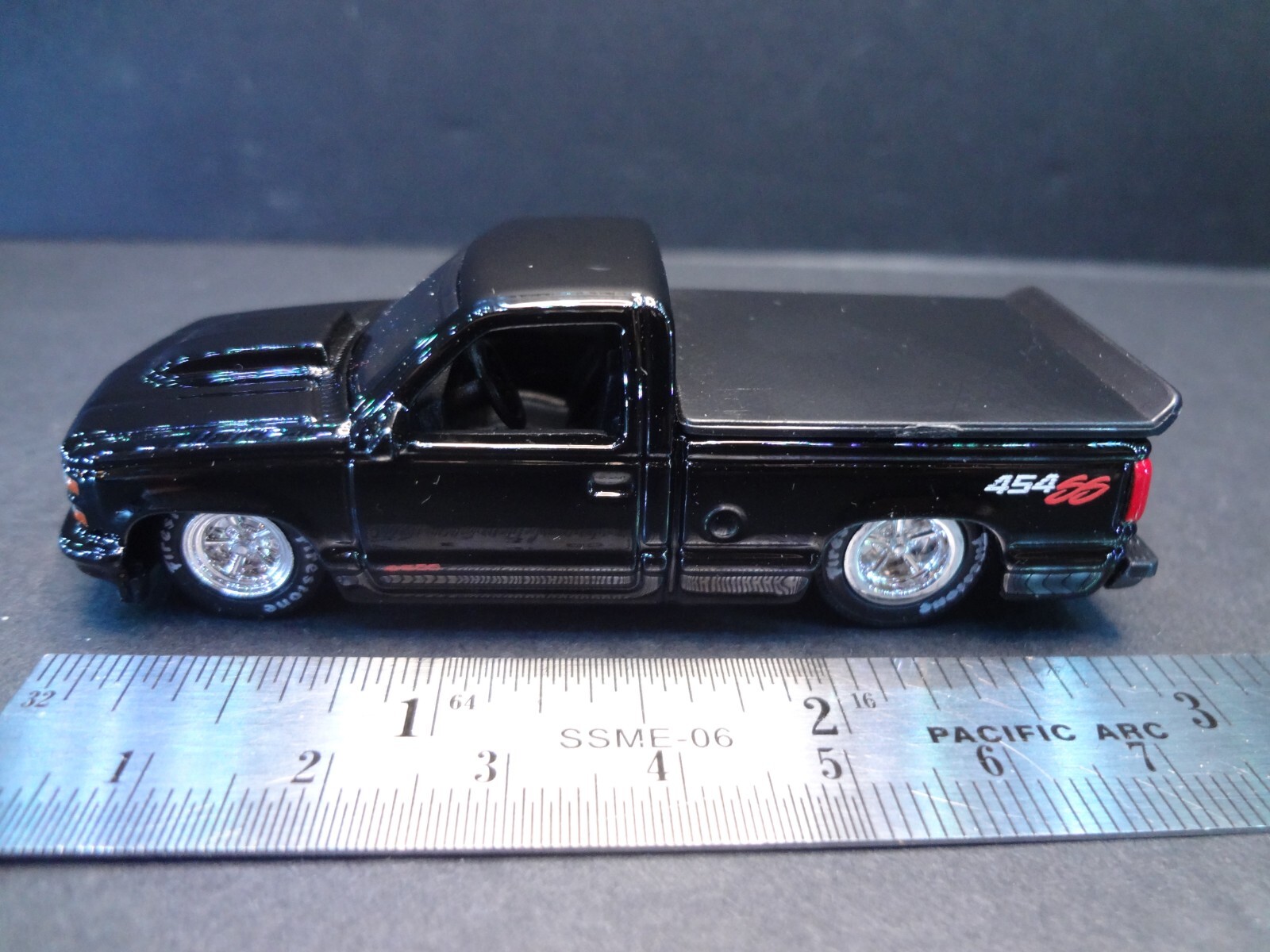 MaisTo 1993 Chevrolet 454 SS Pickup black w/ removable bed cover – Loose 1:64