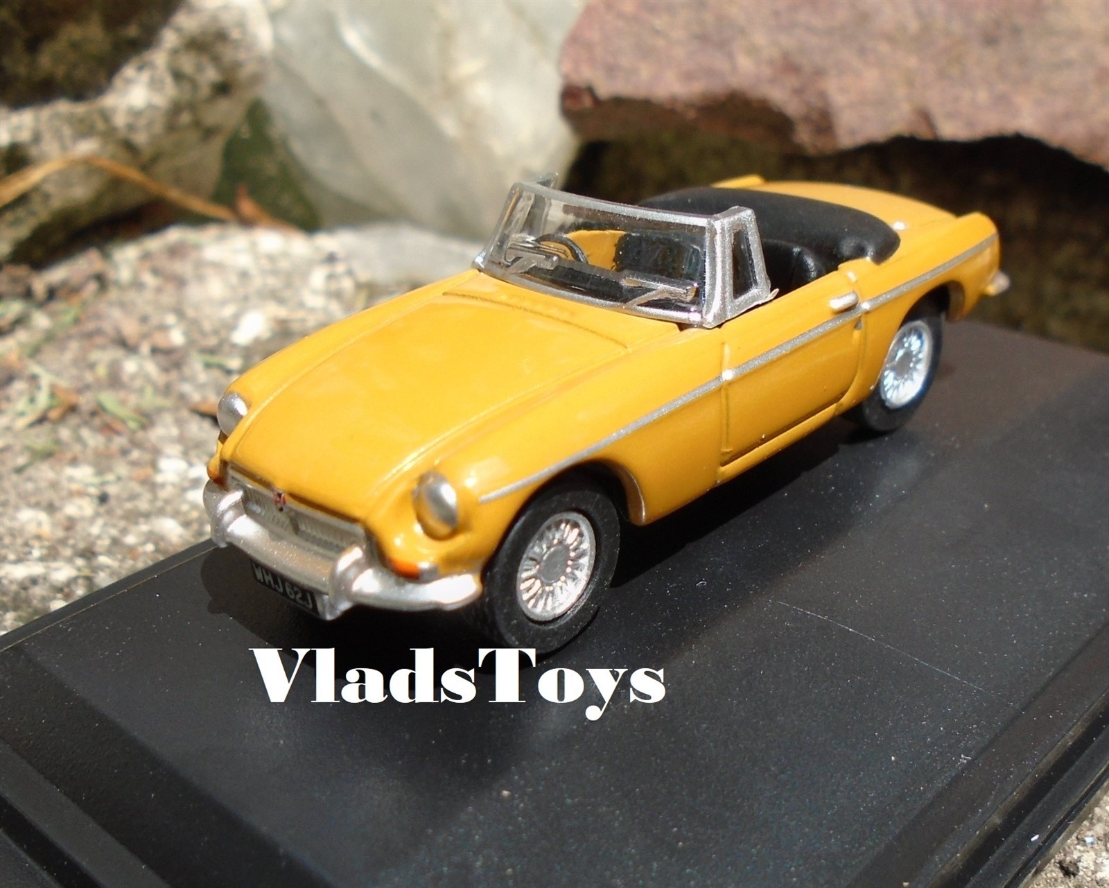 Oxford Diecast 1:76 Scale MG MGB Roadster Bronze Yellow sports car 76MGB009
