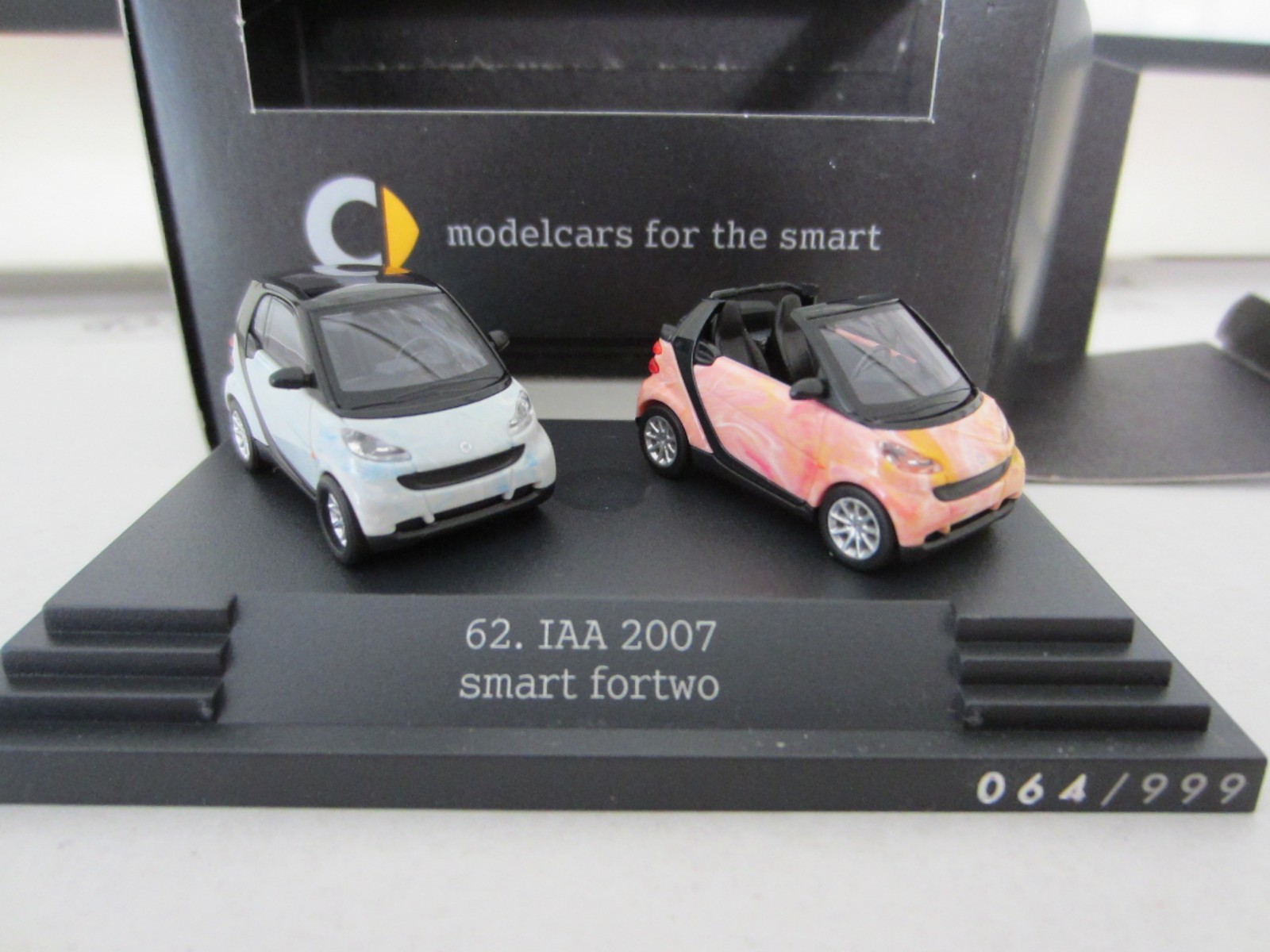 BUSCH L.E. SMART FORTWO SET MARBLE IAA 2007 – model is PLASTIC – HO / 1:87 scale