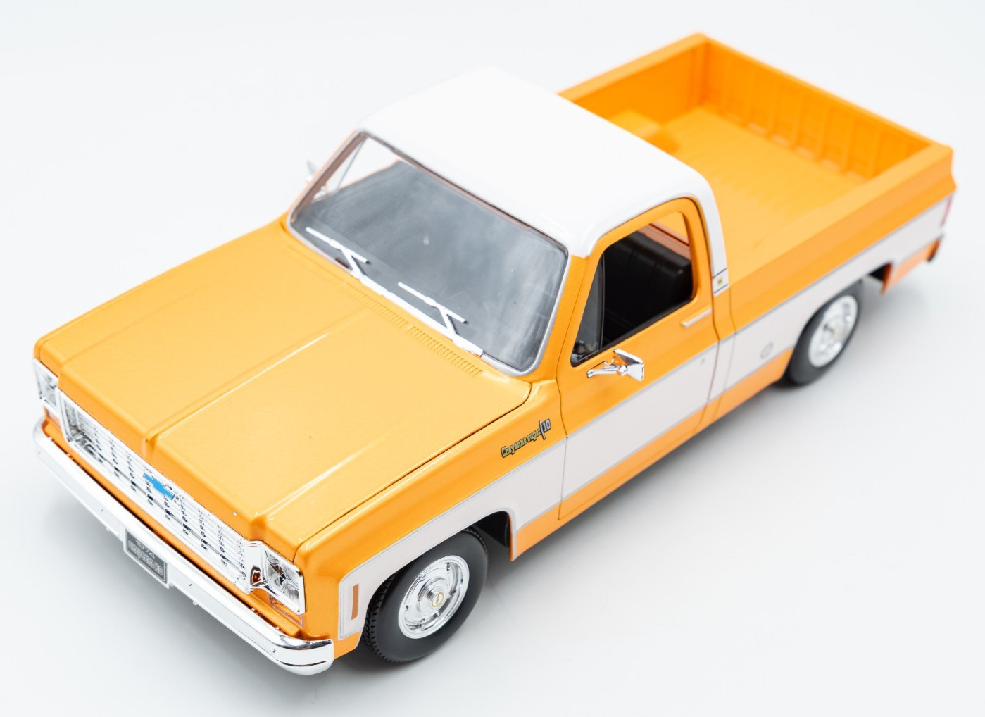 Maisto 1/18 Scale – 1974 Chevrolet C10 Cheyenne Super – Orange, White