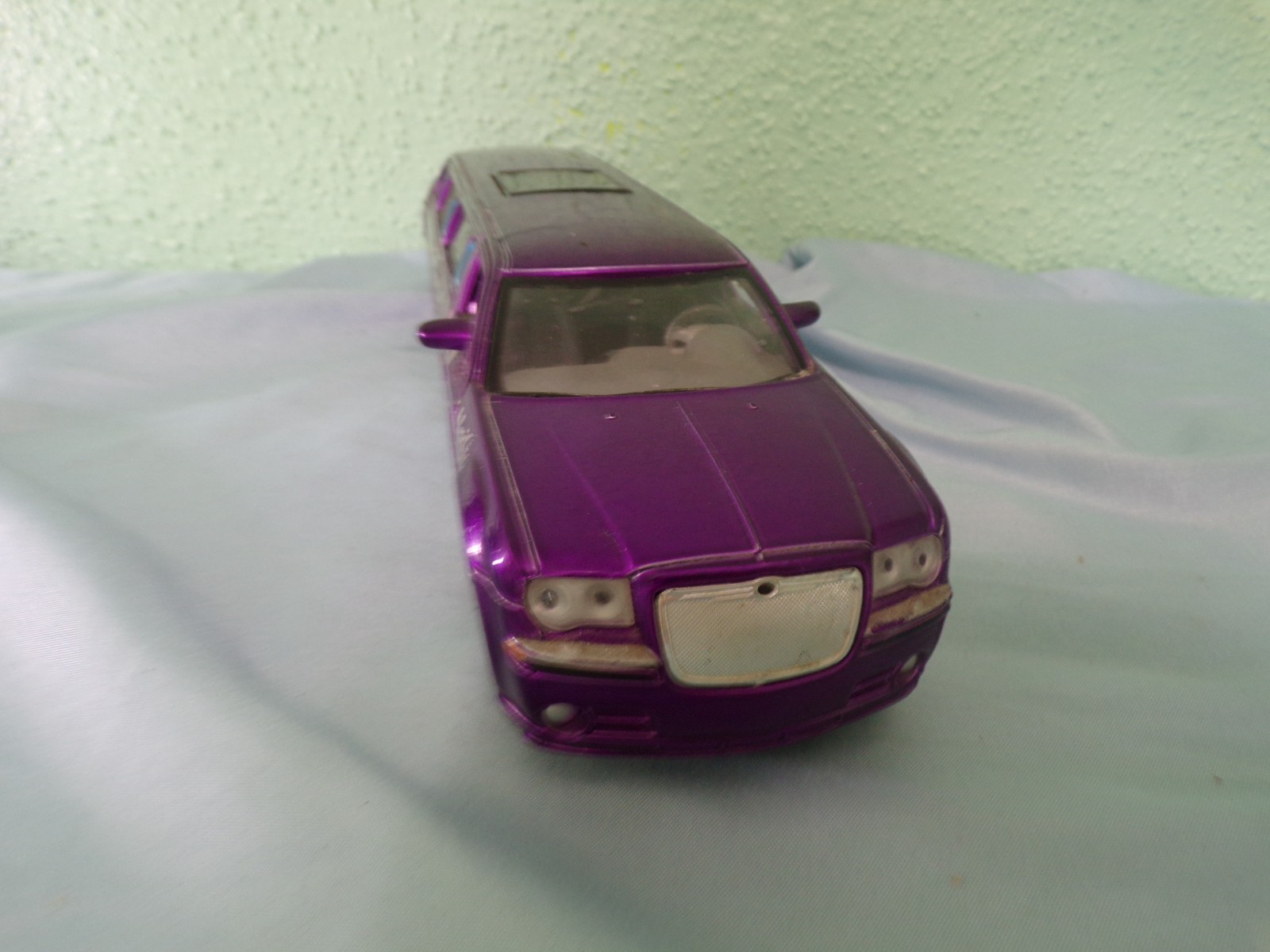 1/24 Maisto Playerz 2005 Chrysler 300C Hemi Limousine purple Silvers as is