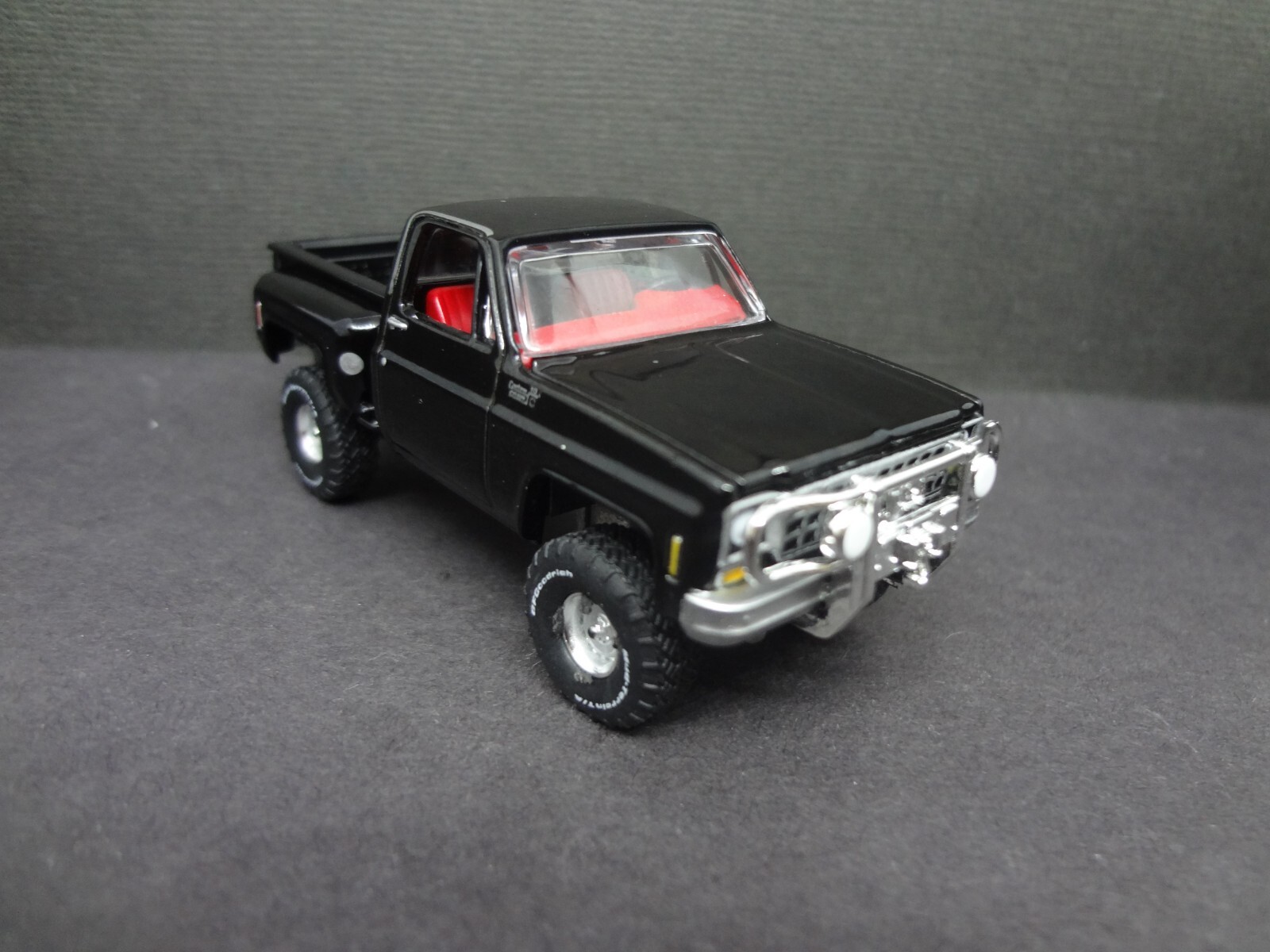 Auto World 1980 Chevy Custom Deluxe Stepside black – Loose 1:64