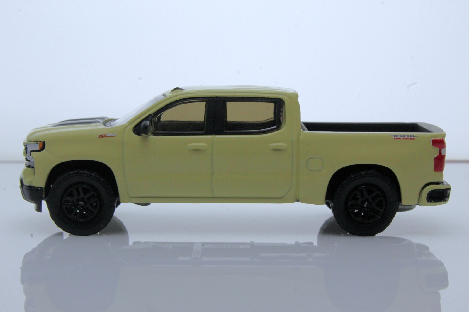 2023 Chevy Silverado 1500 Trail Boss Off-Road Pickup Truck 164 Diecast Model Tan