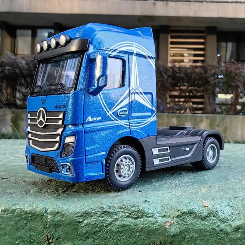 1:50 Scale Alloy Diecast Truck Model with Sound and Light for Kids
