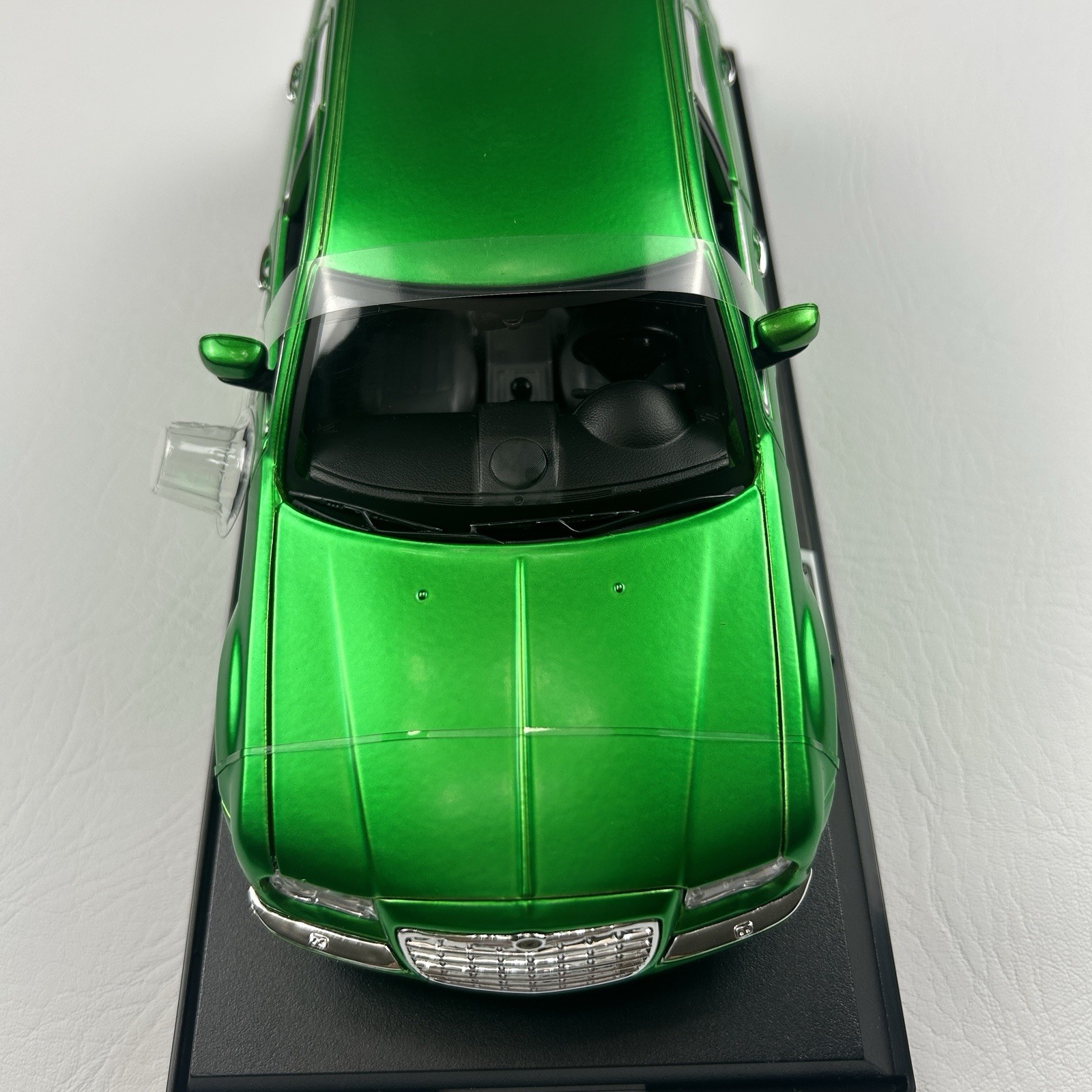 2005 Chrysler HEMI 300C Green 1:18 Diecast Model Car Maisto Special Edition