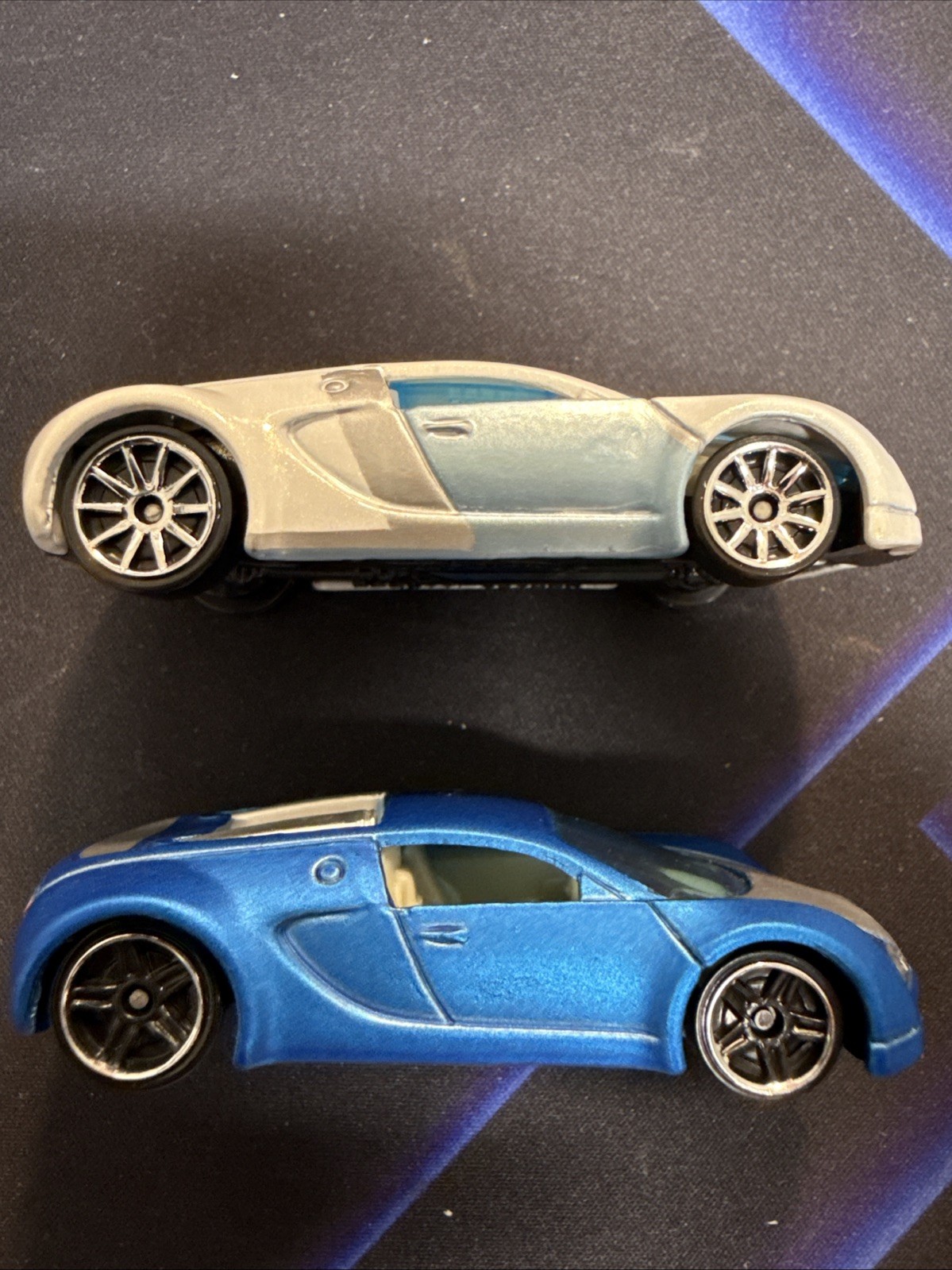 HOT WHEELS – HOT AUCTION – BUGATTI VEYRON 🔥 Combined Shipping 🔥 2 Car Set