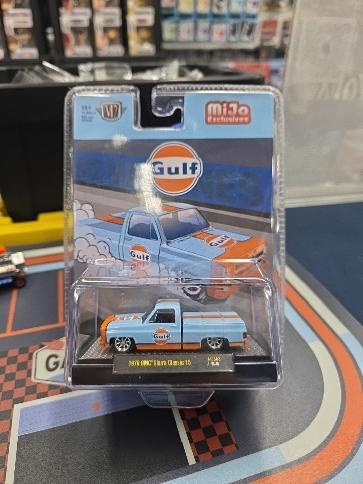 M2 1979 GMC Sierra Classic 15 Gulf 1:64 Diecast Mijo