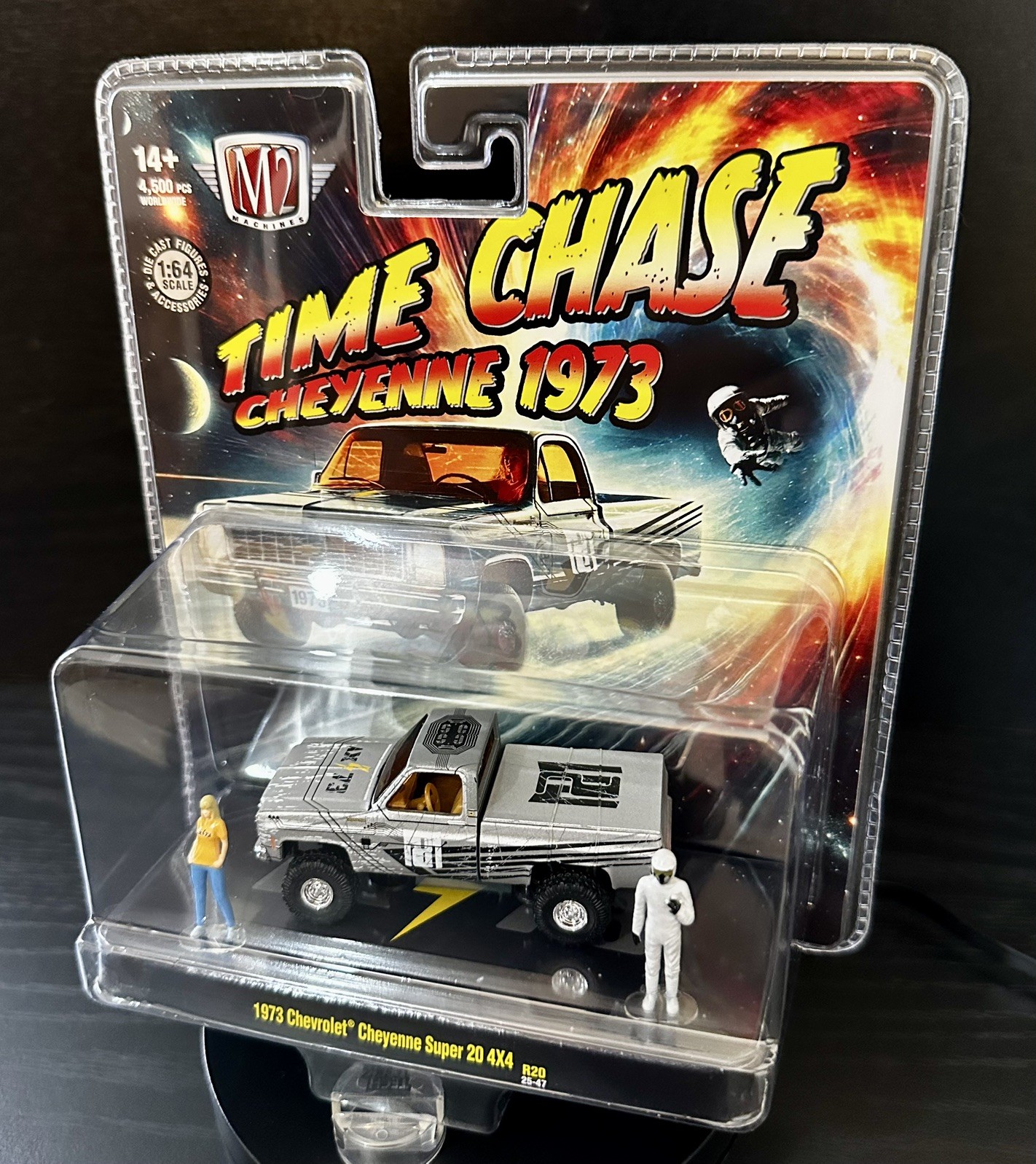 M2 Machines Diorama 1973 Chevrolet Cheyenne Super 20 4×4 Time Chase R20 New 2026