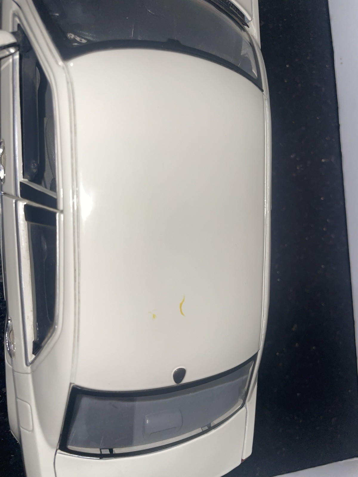 Maisto 1:18 Chrysler 300C Hemi White Pearl