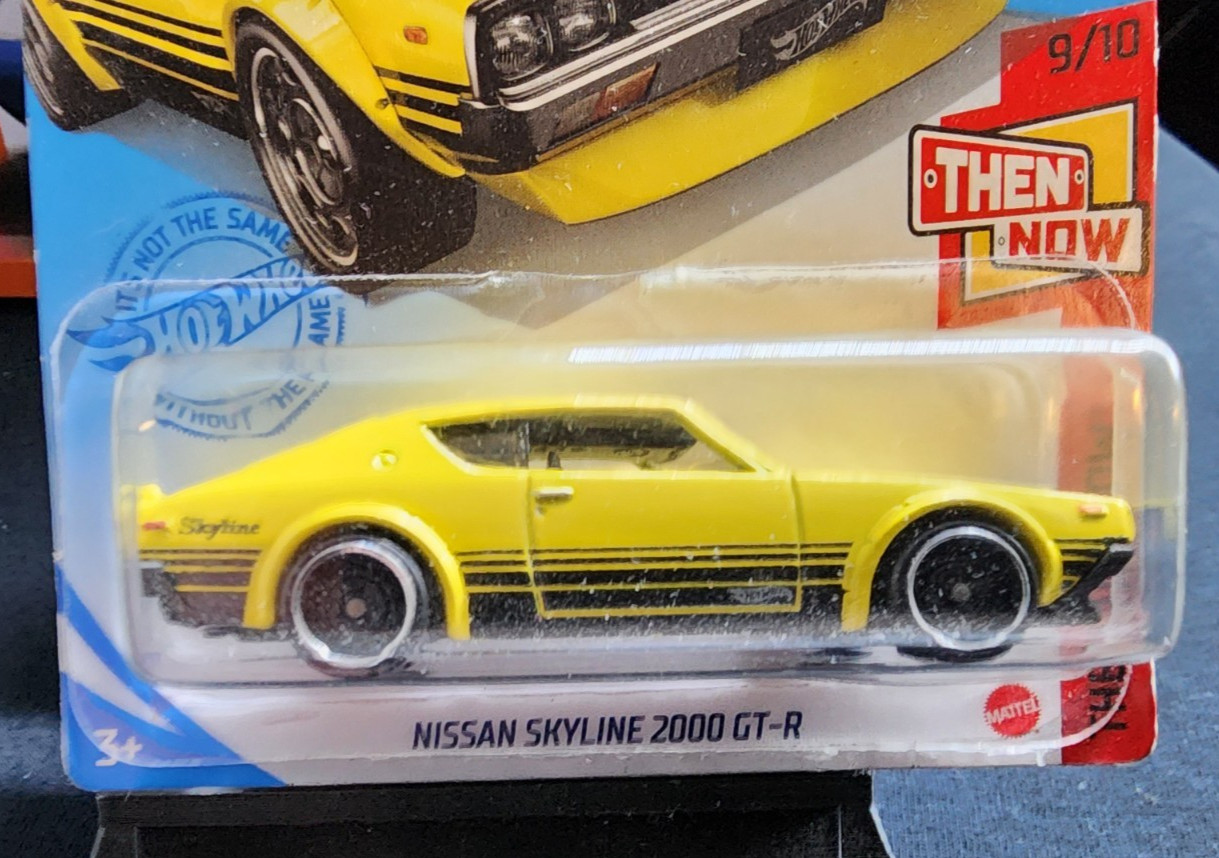 Hot Wheels Nissan Skyline 2000 GT-R Yellow then and now 9/10
