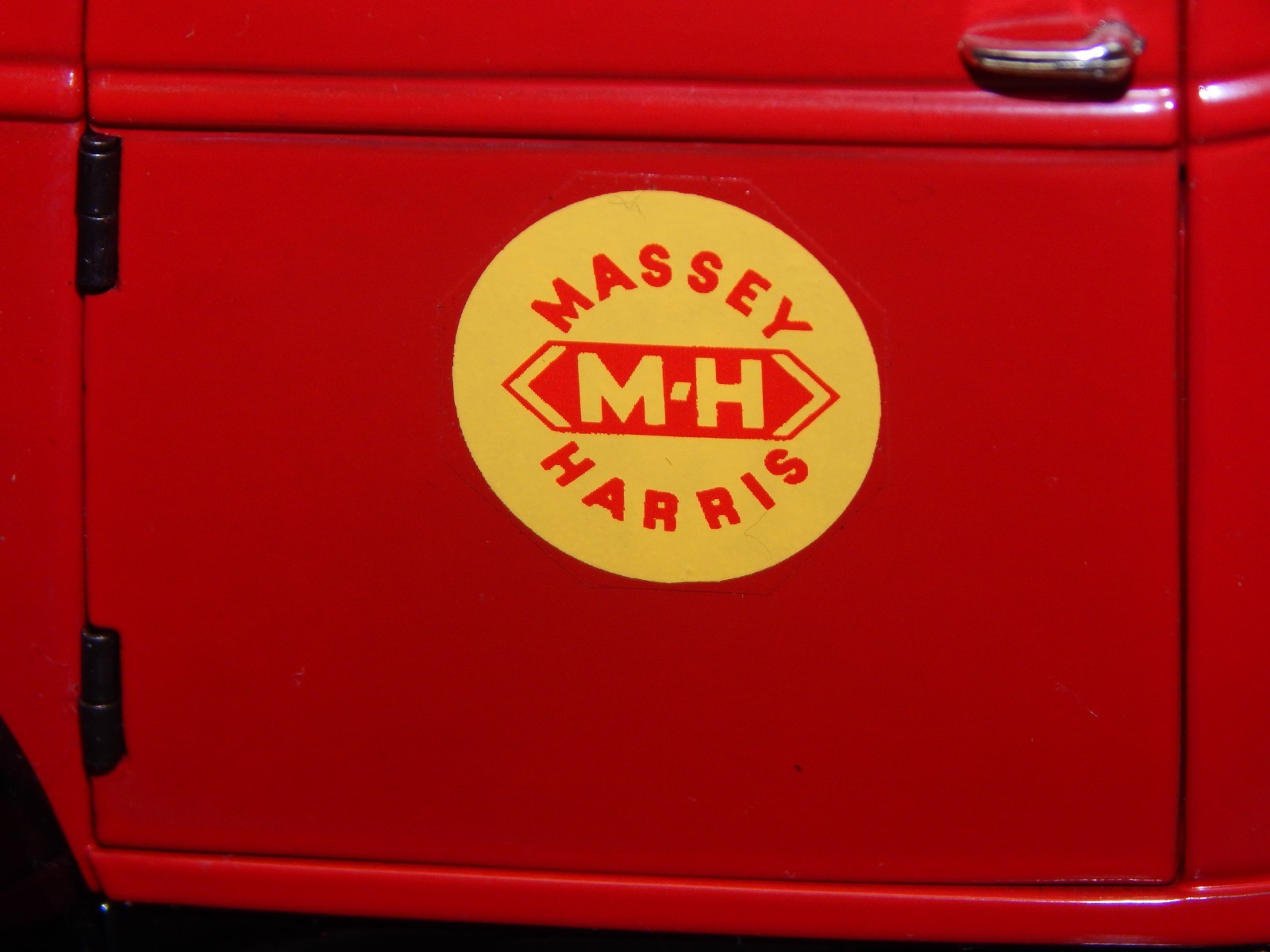 HIGHWAY 61 1941 FLATBED TRUCK IN RED MASSEY HARRIS ON DOORS 1/16 WIPER BROKEN