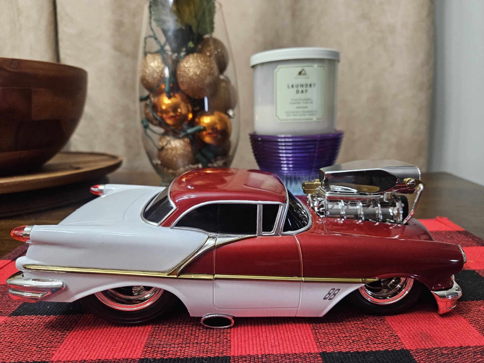 56 OLDS 88,RED WHITE,1/18 MUSCLE MACHINE,NO BOX,NO ROLL SLAMMED ,BEAUTY,HOT HOT