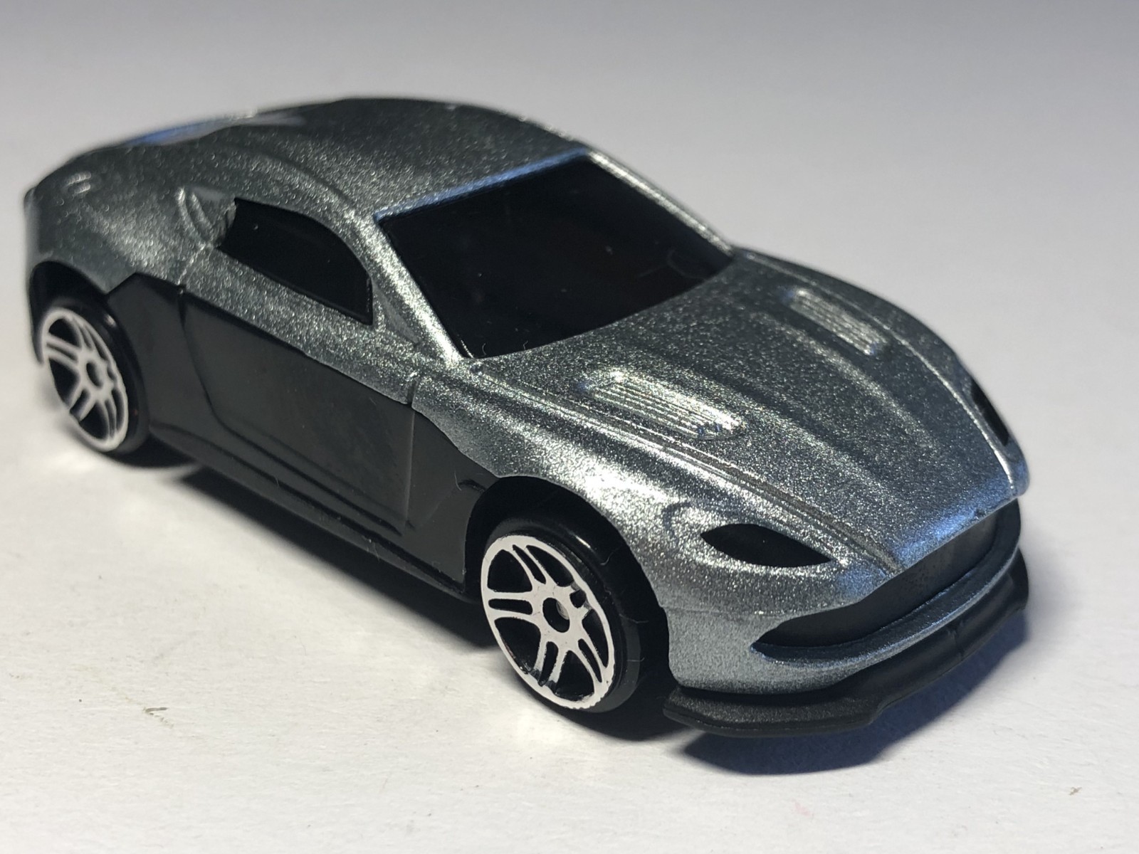 2.5 INCH 2006 Aston Martin DB9 Unibranded 1/64 Range Diecast MINT Loose