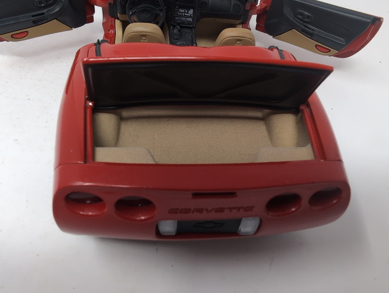 UT Models 1998 Chevrolet Corvette C5 Convertible Red 1:18 Diecast See Descrip.