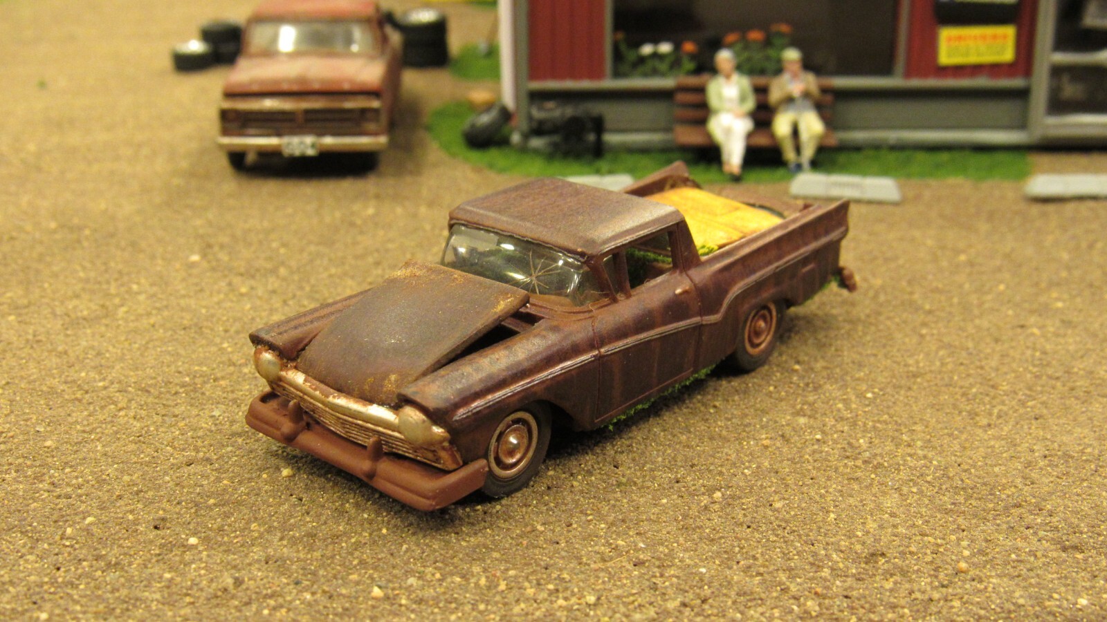 CUSTOM BUILT WEATHERED RUSTY JUNK PARTS YARD 1957 FORD RANCHERO CAR TRUCK 1:64/A