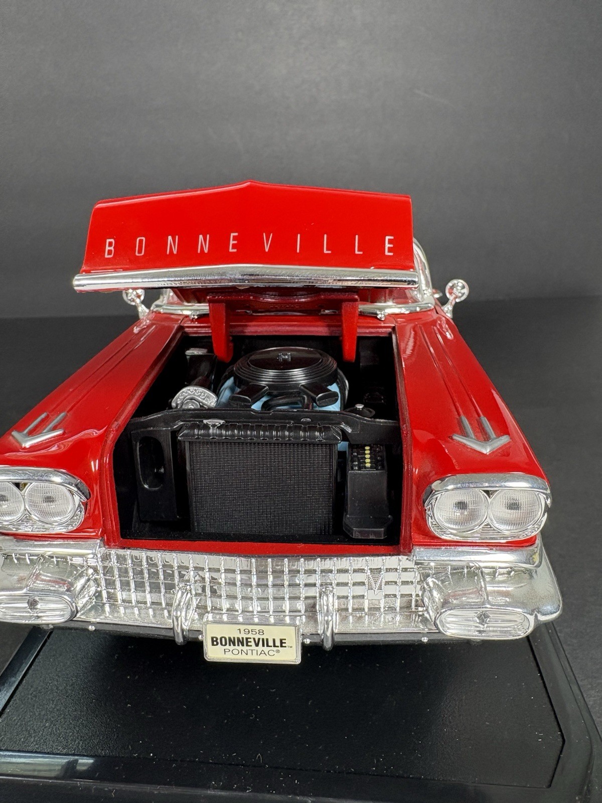 Road Signature 1958 Pontiac Bonneville Convertible 1:18 Diecast Red No Box