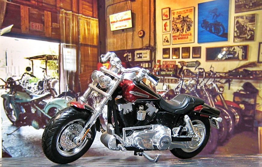 Maisto 1/18 Harley-Davidson CVO Fat Bob Twin Headlight 2009 Red/Black Steampunk