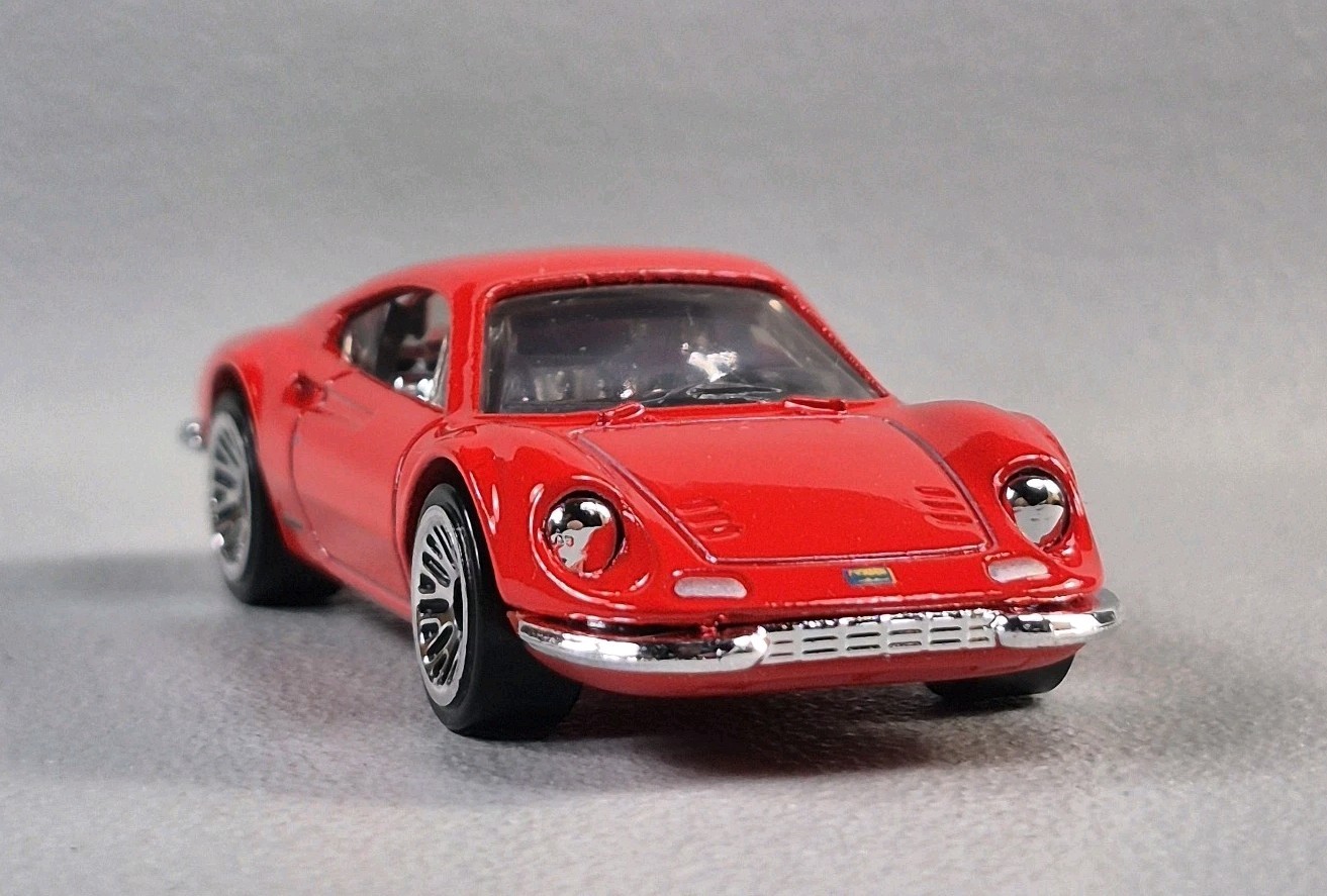 FERRARI DINO 206 GT Diorama Collectible DieCast Model Car 1:64 Red LOOSE