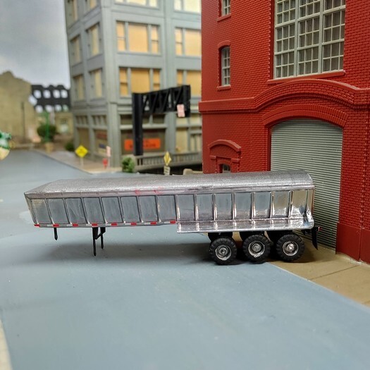 1/87 HO Scale Custom Built 3D Printed Chrome Triaxle Flowboy Dump Trailers.