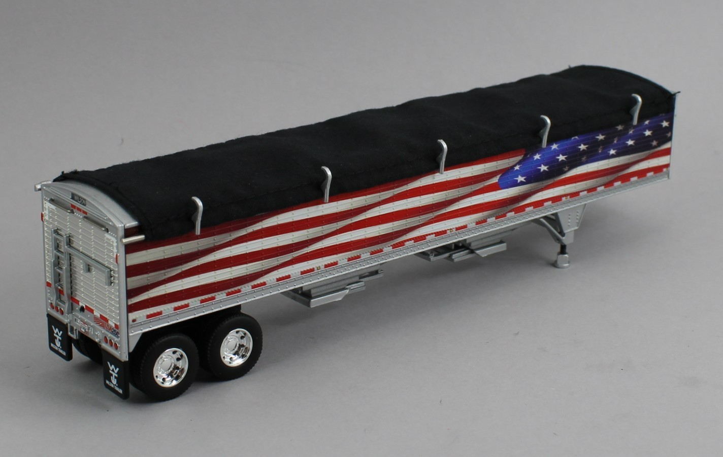 DCP 1:64 *RED AMERICA 250* Peterbilt 389 48″ Flattop w/Wilson Grain Trailer NIB