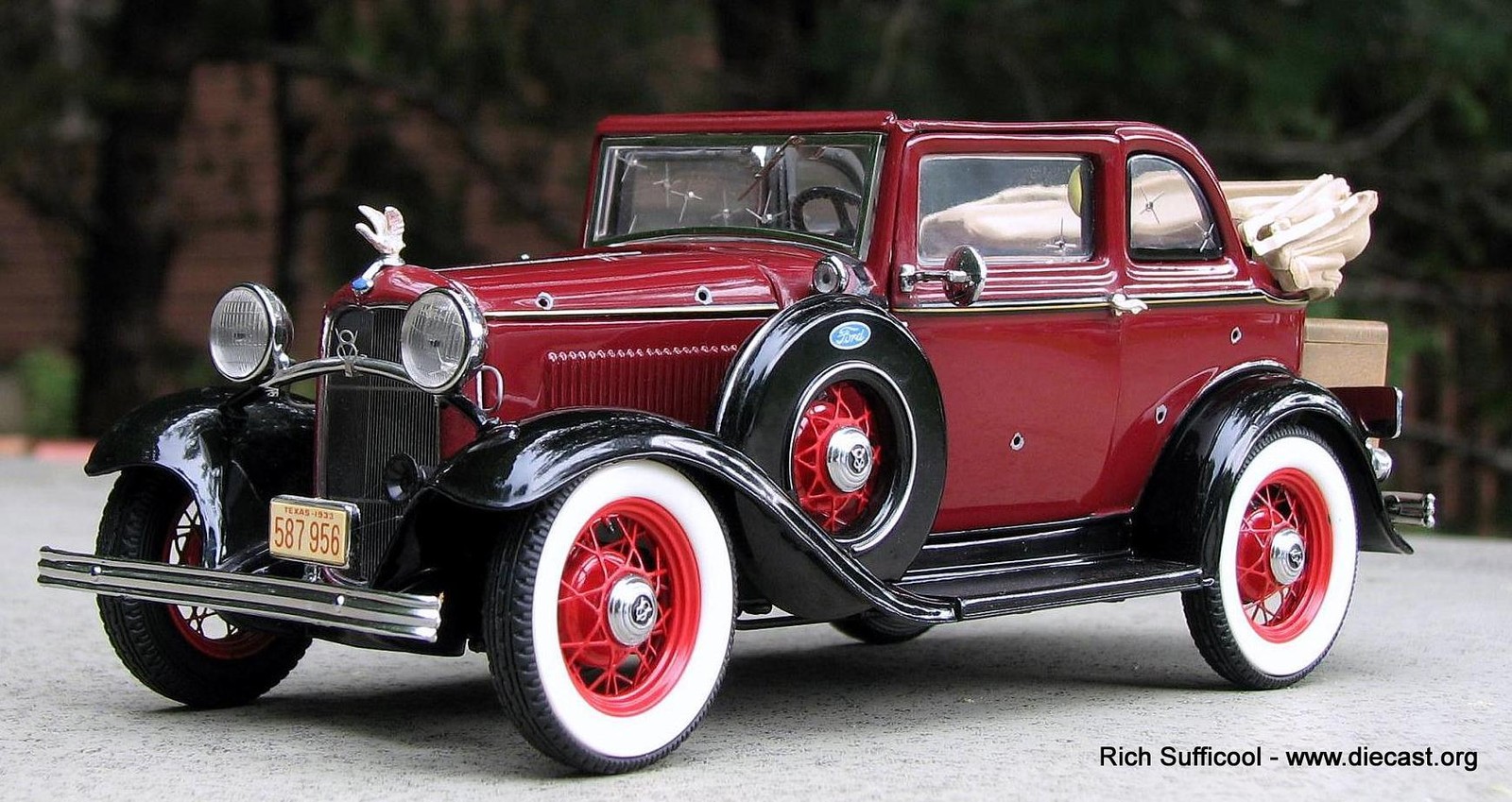 *RARE 1932 Ford Bonnie and Clyde WITH BULLET HOLES in 1:24 scale