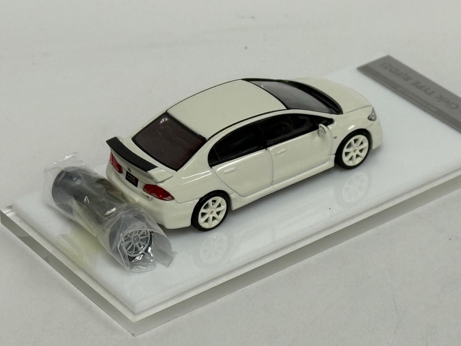 1/64 Motorhelix Honda Civic Type R ( FD2 ) in Championship White MIX 2