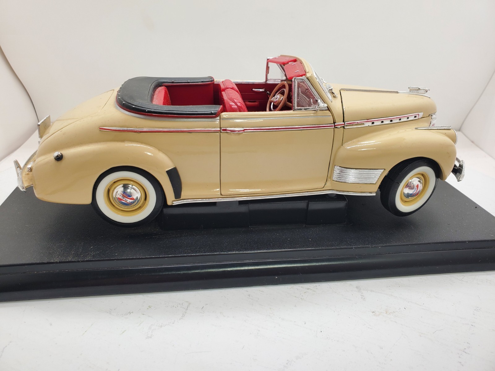 WELLY Collectable 1941 Chevrolet Special Deluxe 1:18 Diecast Beige/Red No Box