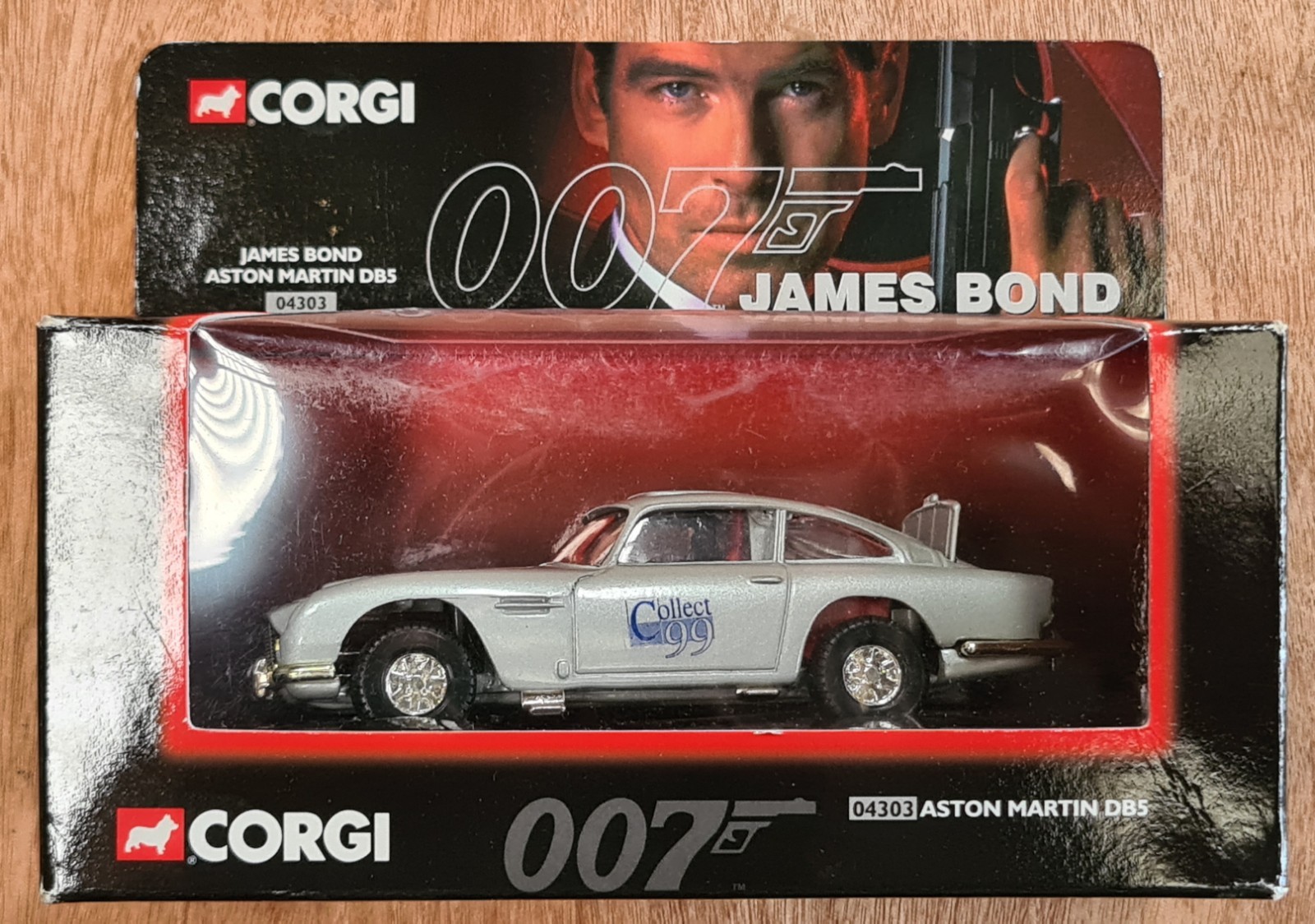 Corgi 04303 James Bond DB5 Signed Shirley Eaton Caroline Munro Valerie Leon 1/36
