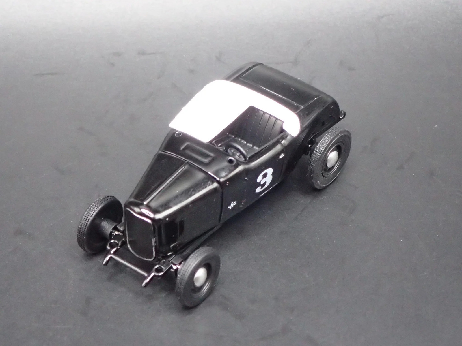 1932 32 FORD ROADSTER HOT ROD BLACK 1:64 SCALE DIORAMA DIECAST MODEL CAR
