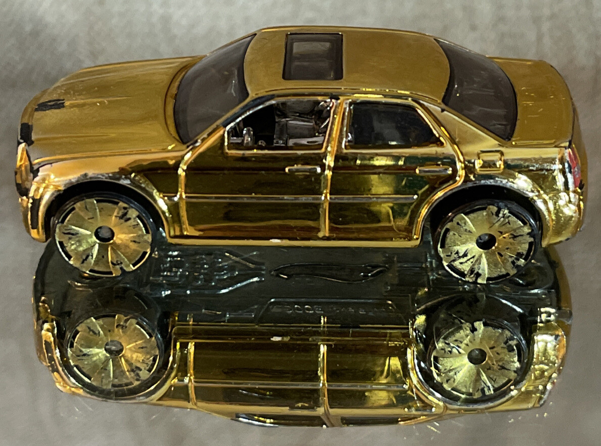 Hot Wheels 2005 DCC Gold Chrysler 300C Hemi Made in Malaysia VGUC