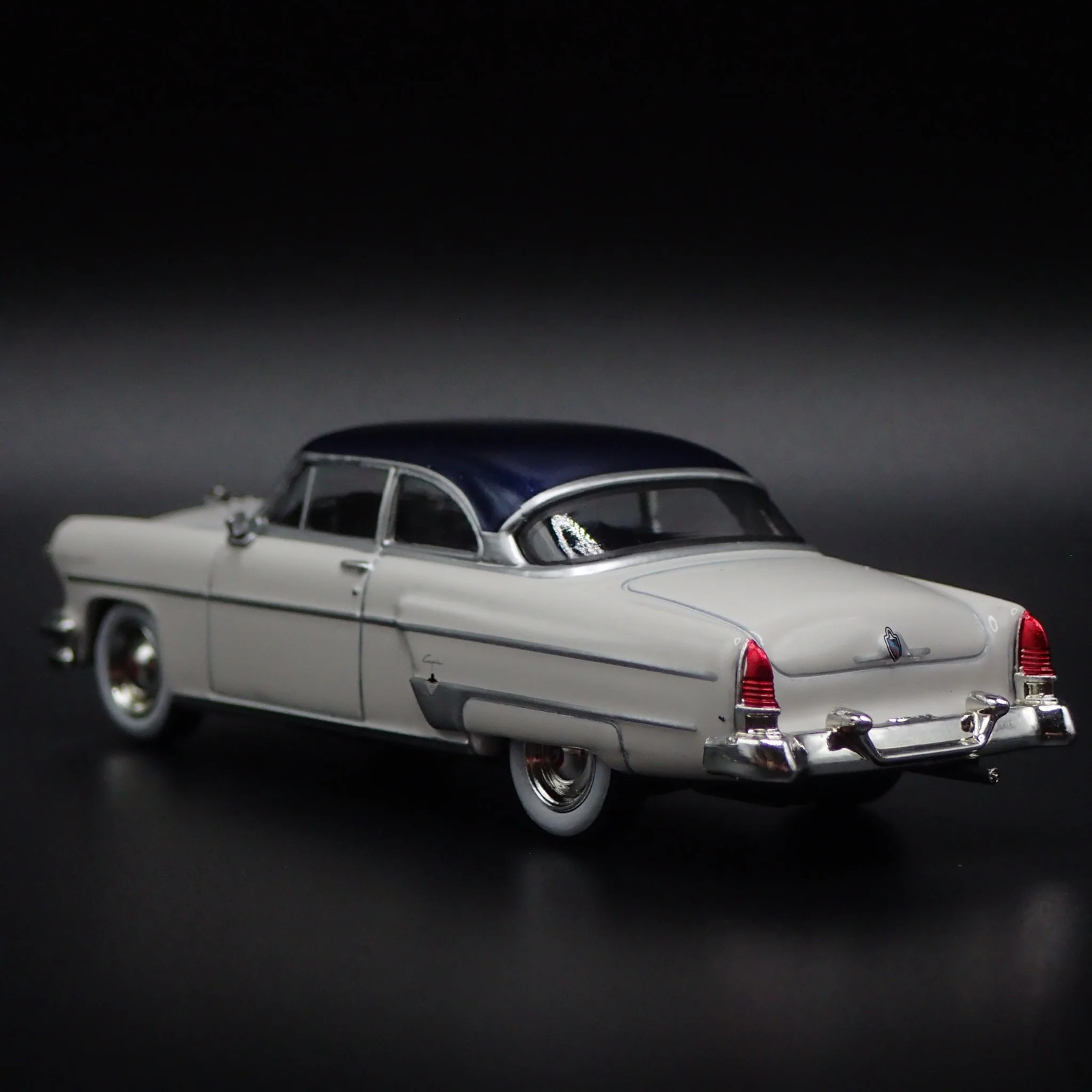 1954 54 LINCOLN CAPRI WHITE 1:64 SCALE COLLECTIBLE DIORAMA DIECAST MODEL CAR