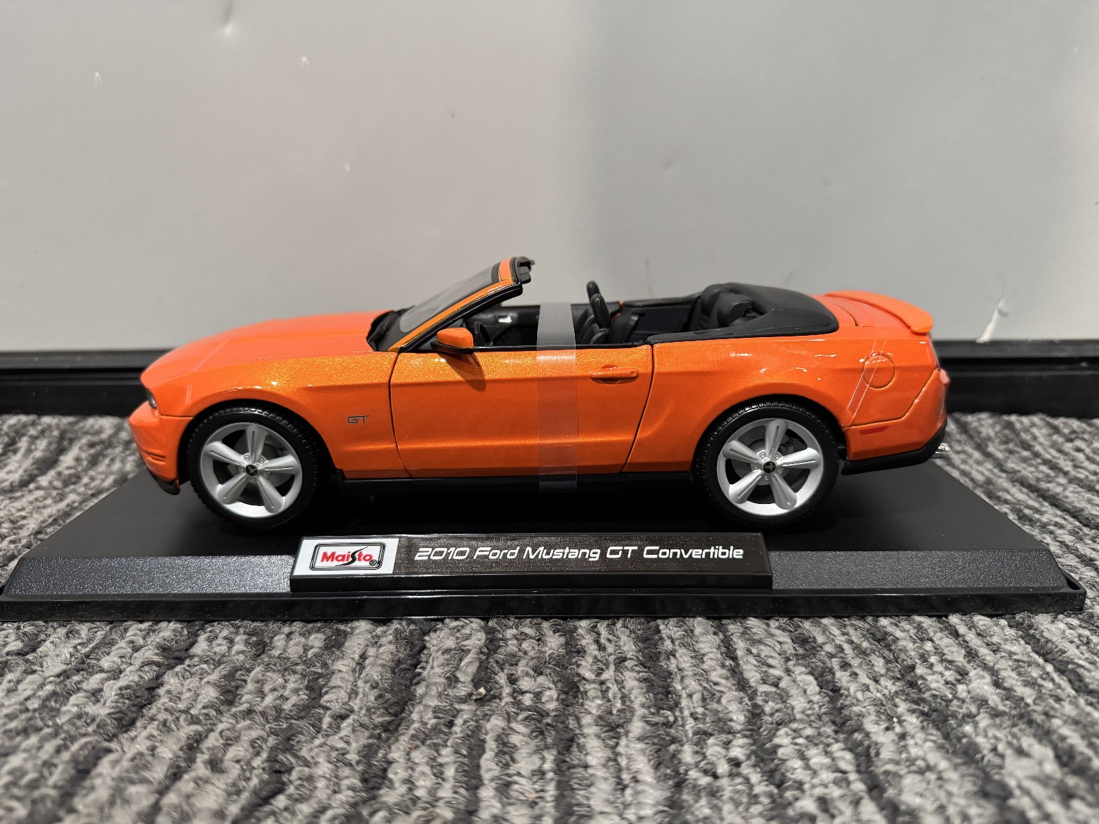 Maisto 1:18 Diecast Special Edition 2010 Ford Mustang GT Convertible Orange NEW