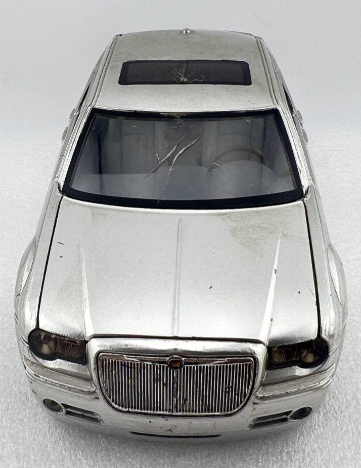 JADA 2005 Chrysler 300c Hemi 1:24 Scale Silver Metal Car Silver DUB City