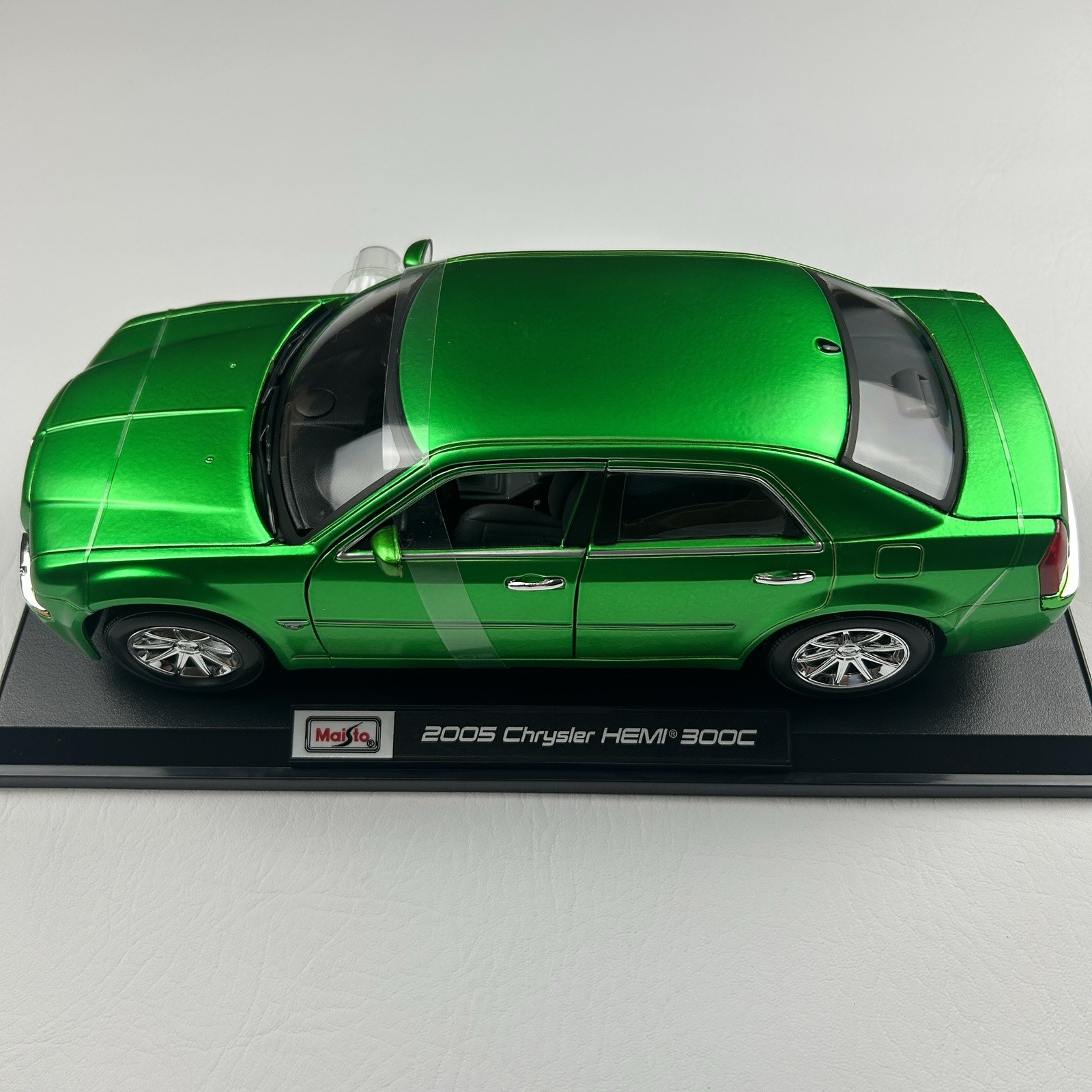 2005 Chrysler HEMI 300C Green 1:18 Diecast Model Car Maisto Special Edition