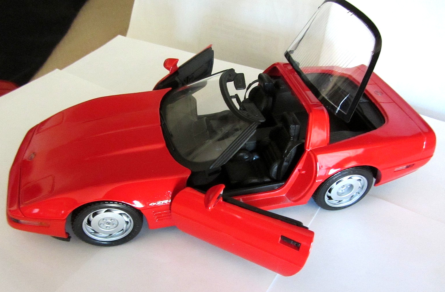 LOT OF 2 1992 RED CHEVY CORVETTE ZR1 1:18 & 1997 RED CORVETTE 1:24 BY MAISTO