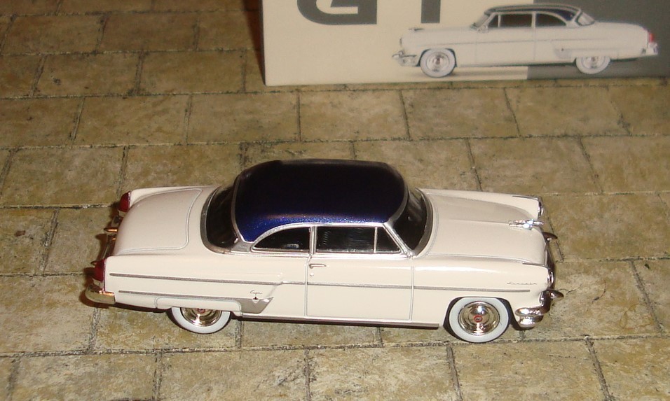 1954 LINCOLN CAPRI – ARCTIC WHITE/ATLANTIC BLUE – 1:64 SCALE – MINI GT