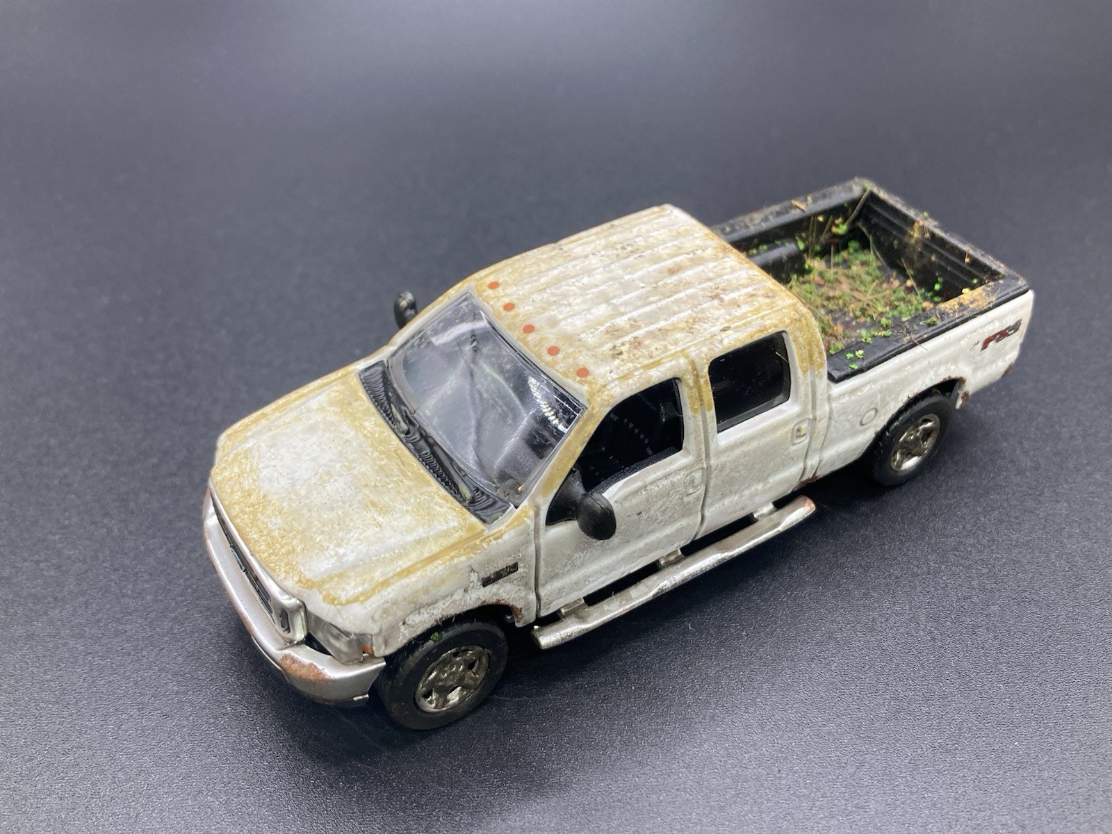 2004 Ford F-250 Weathered Rusty 1/64 Diecast Custom Super Duty 4×4 Pickup Truck