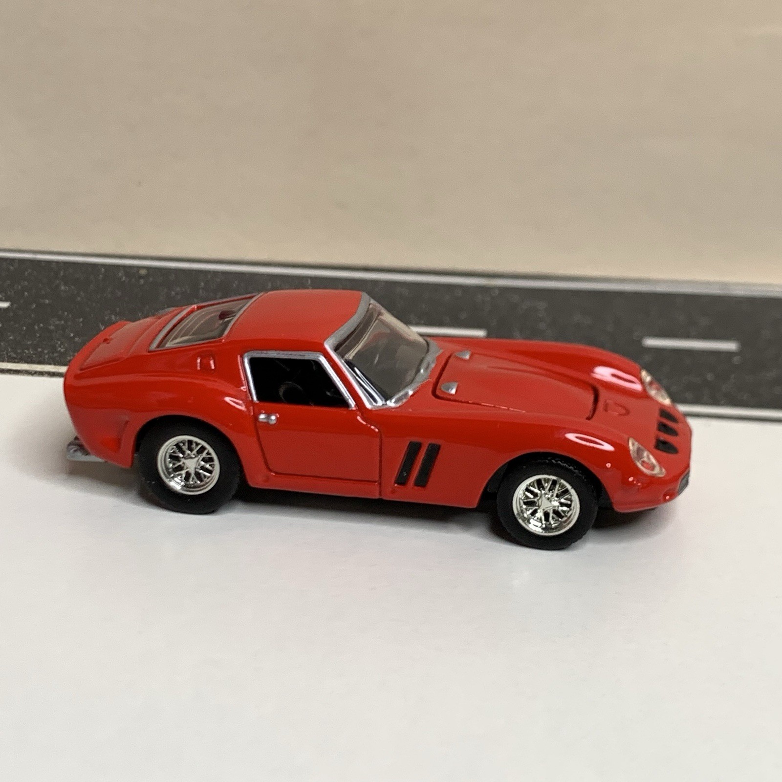 2005 Hot Wheels 100% Oil Can Showcase Series 1962 Ferrari 250 GTO Red 1:64 NM