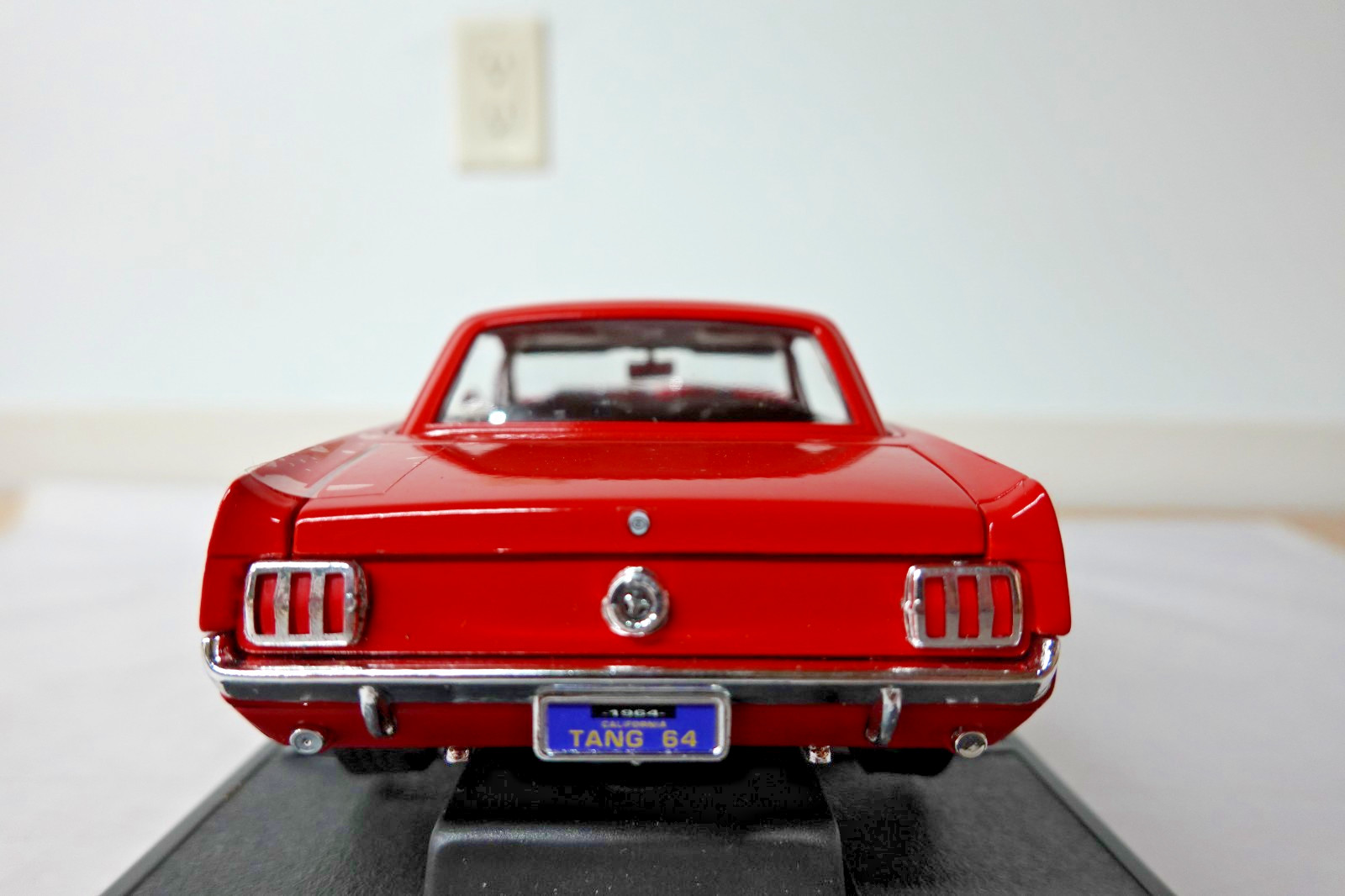 Mira 6126 1964 1/2 Red Ford Mustang Hardtop Golden Line 1:18