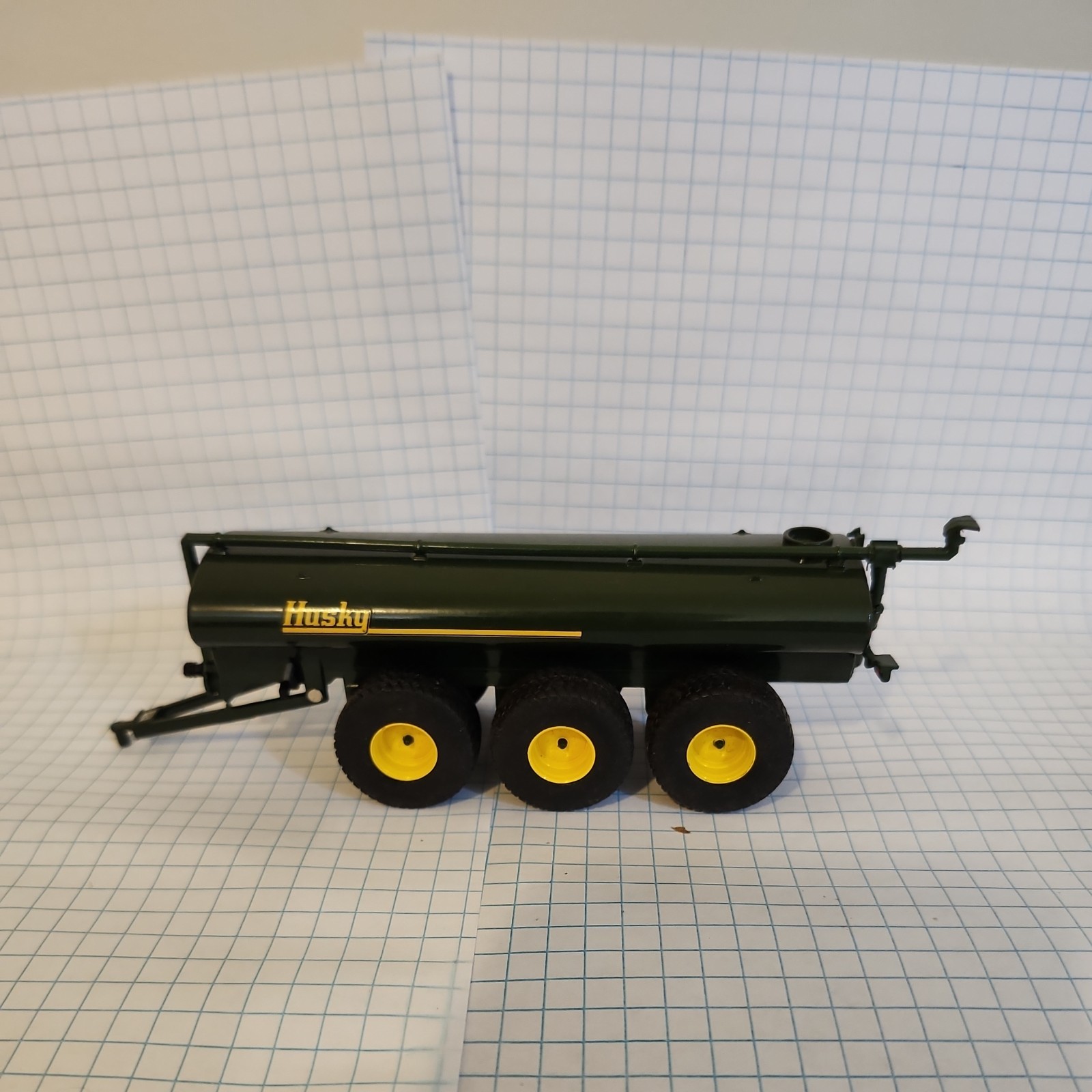DCP 1:64 Floyd Gibbons Tri-axle Husky Spreader Kenworth Lowboy Tractor Trailer