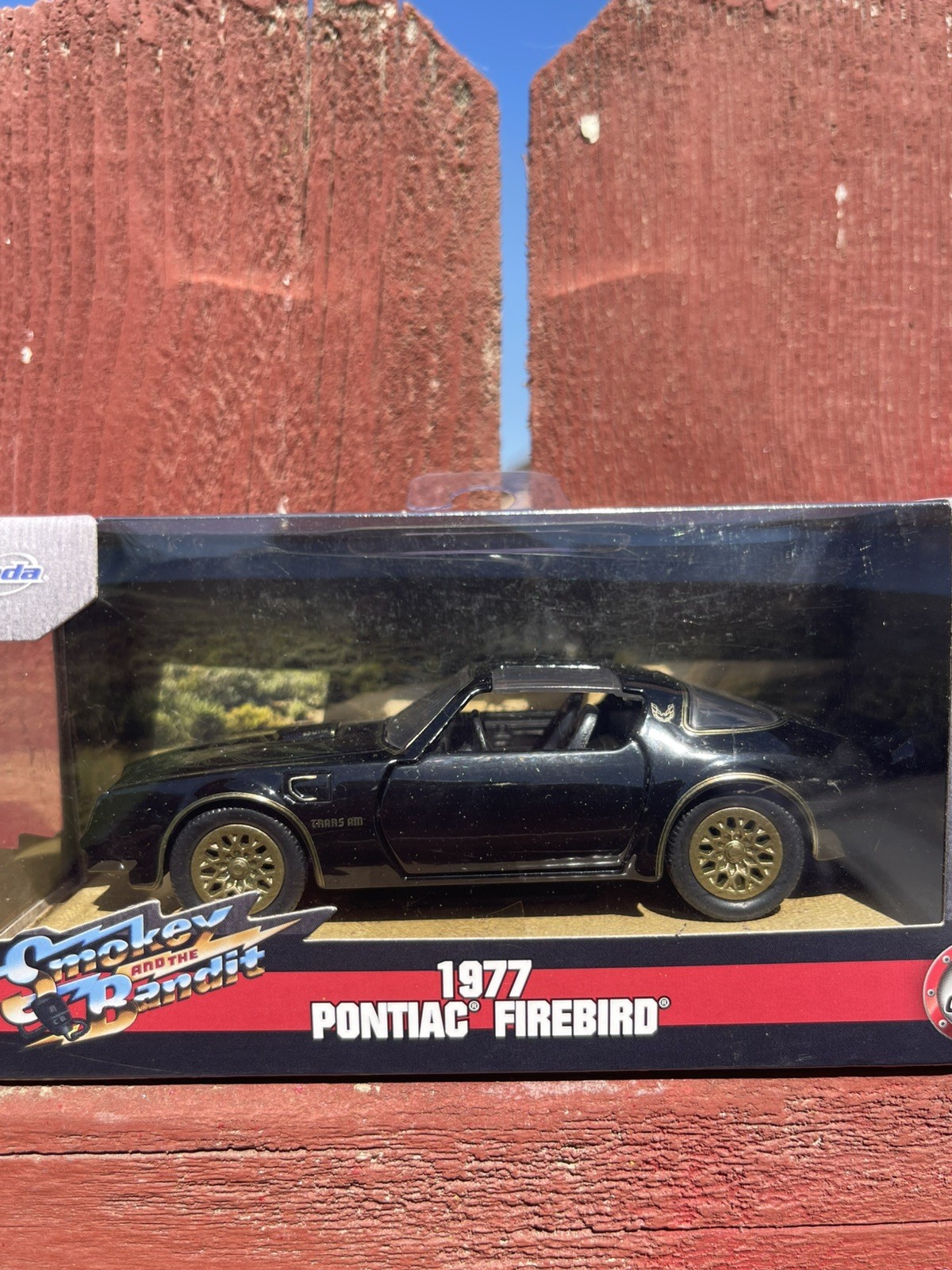 Jada 1977 Pontiac Firebird Trans Am Die-Cast Model Smokey and the Bandit