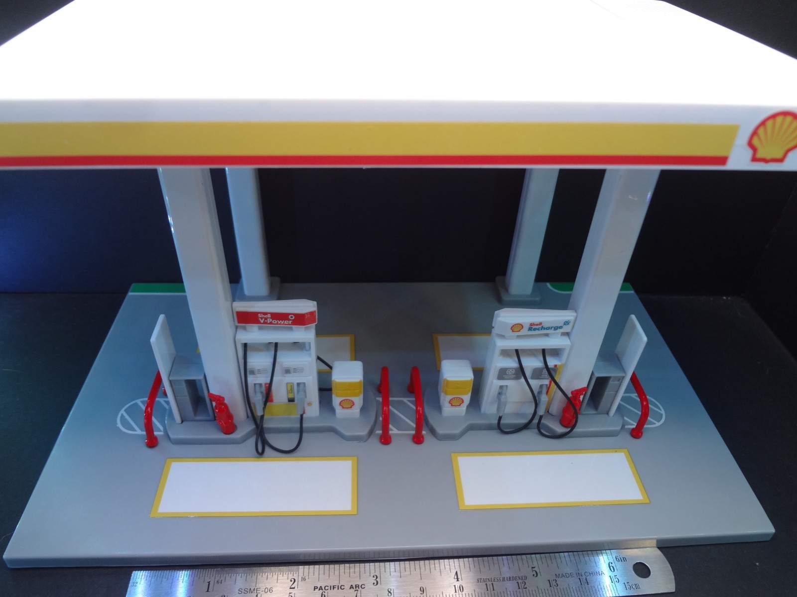 1:64 scale SHELL Gas Station snap on kit