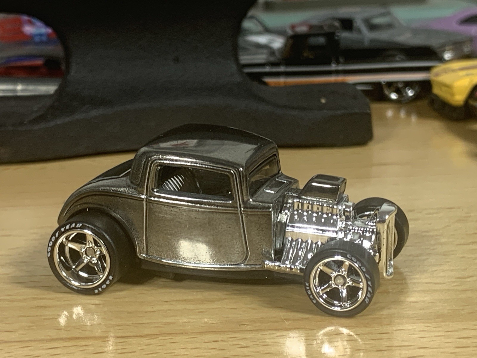 Hot Wheels Zinc Plated Custom ’32 Ford Hot Rod with Metal Base & Wheel Swap