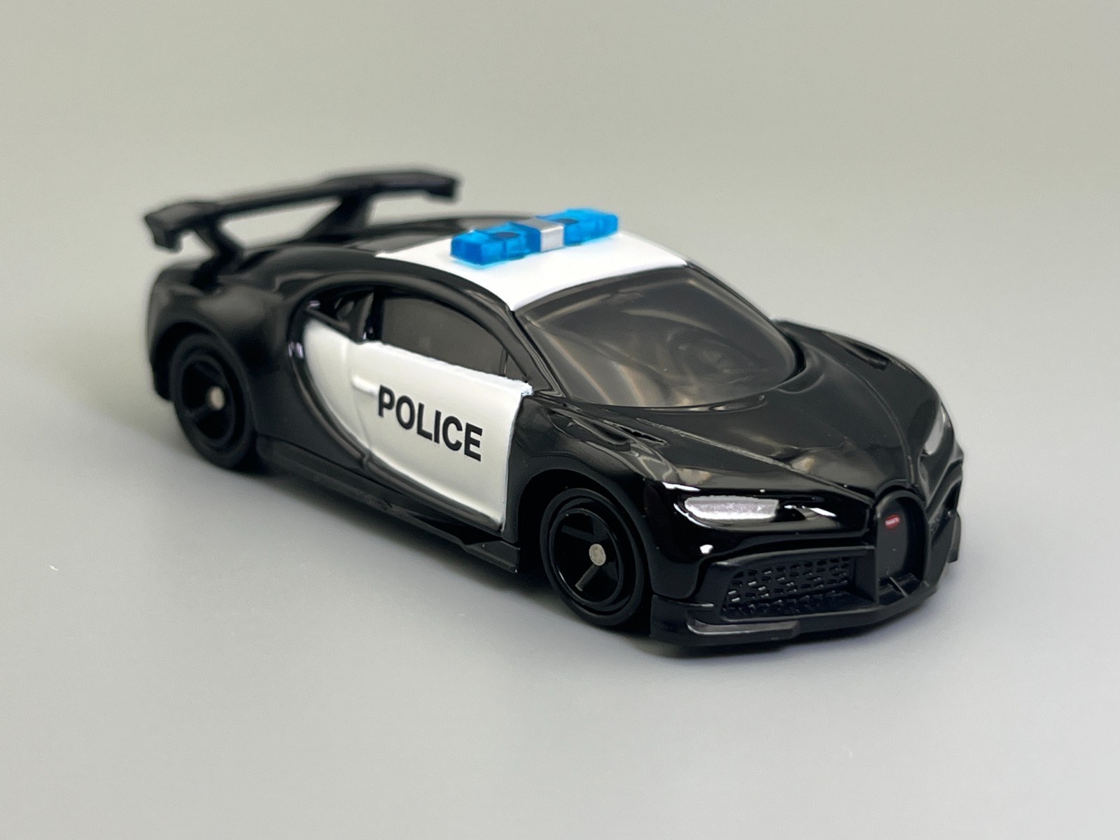 Bugatti Chiron Pur Sport Police Pursuit Tomica #79 1/63 scale
