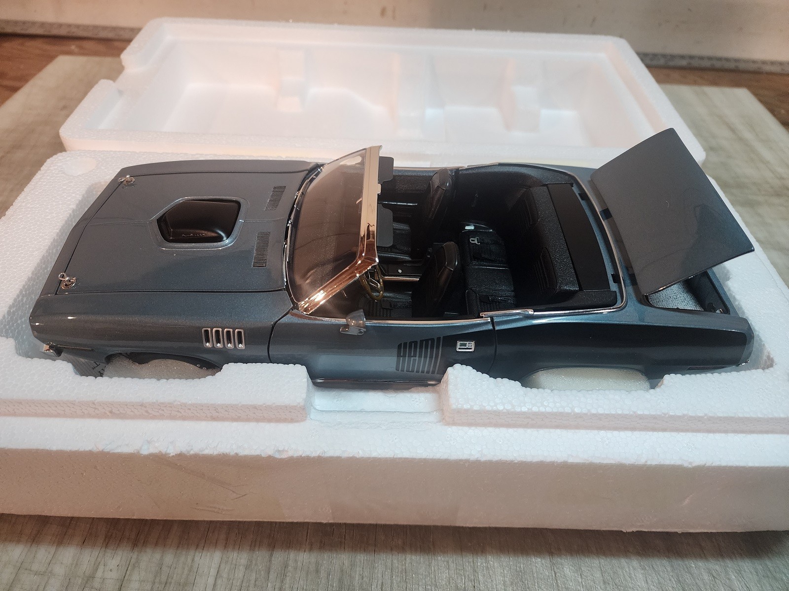 ACME 1:18 1971 PLYMOUTH HEMI CUDA CONVERTIBLE GRAY – A1806130 –