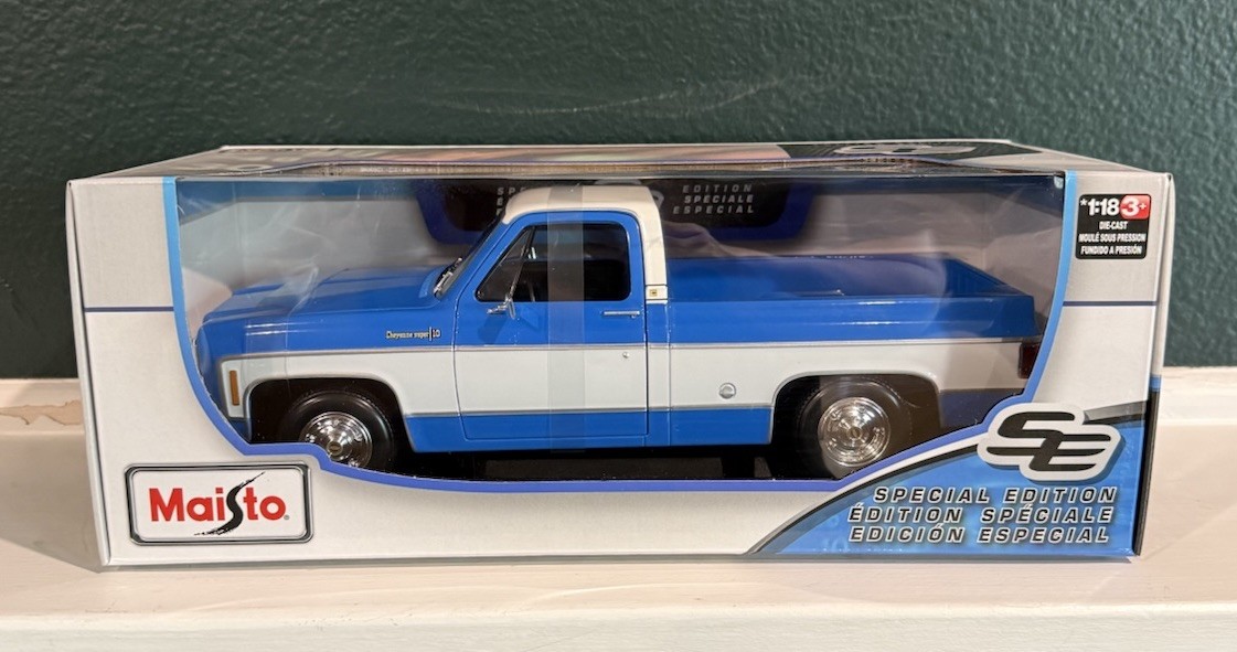 Maisto 1974 Chevrolet C10 Cheyenne Super 1:18 Blue White Special Edition Pickup