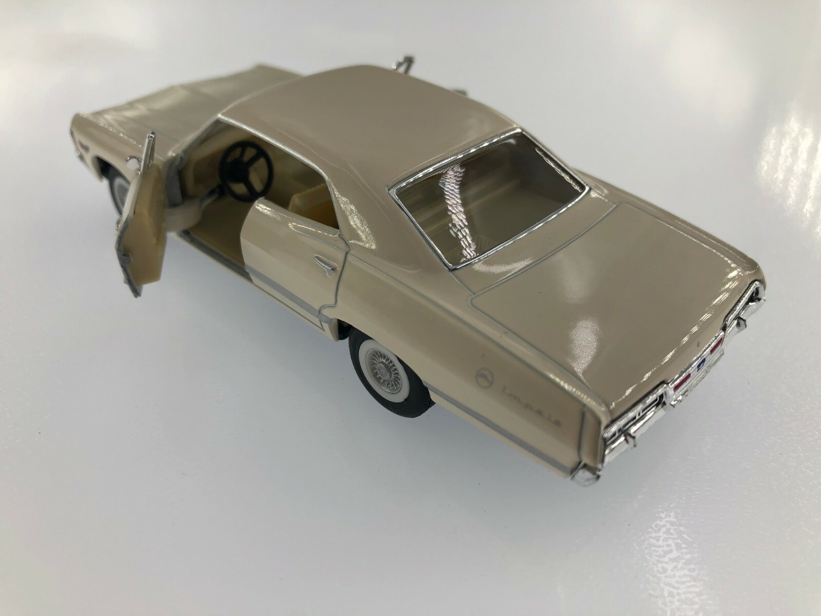 5″ Kinsmart Chevy 1967 Chevrolet Impala Diecast Model Toy Car 1:43 Cream